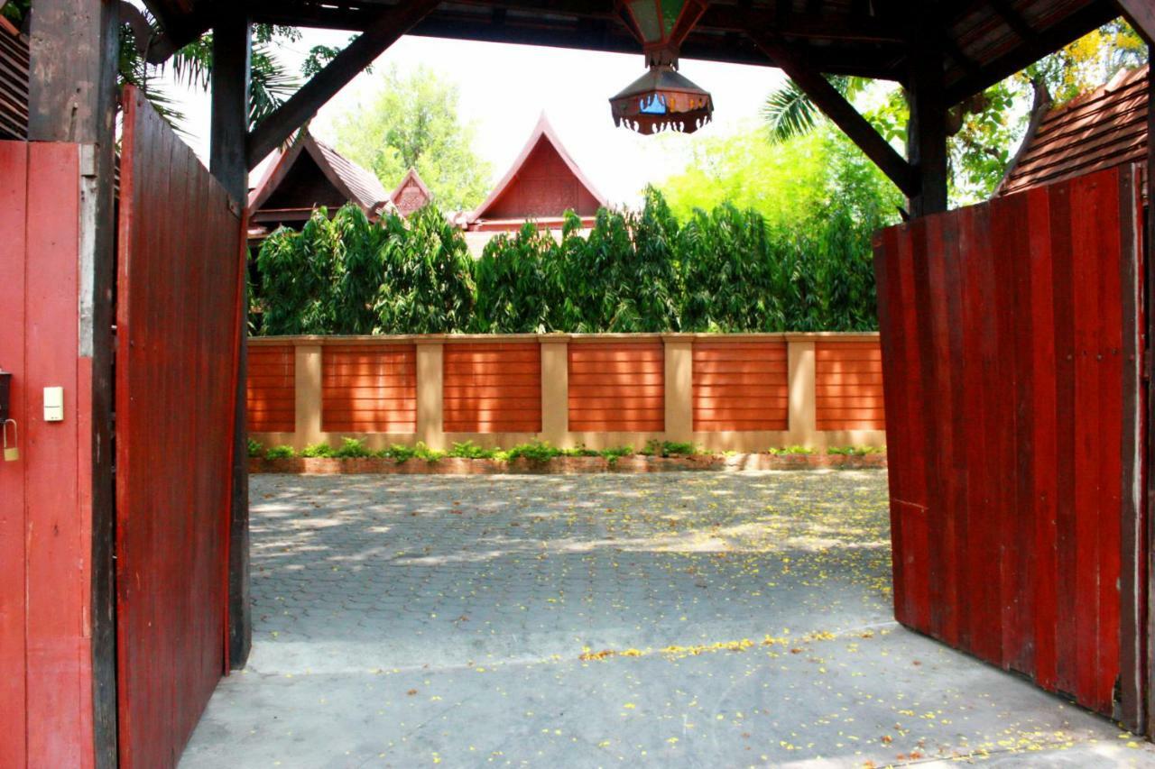 Club One Seven Gaymen Chiang Mai Exterior foto